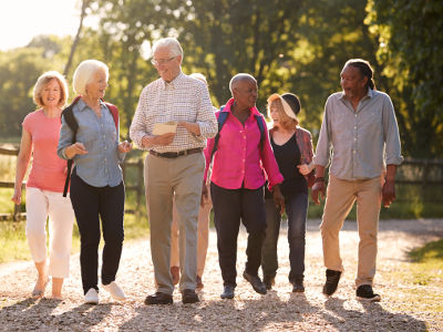 Groupe de seniors pratiquant une activité extérieure